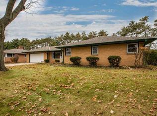 925 Bluecrest Dr, Rockford, IL 61107