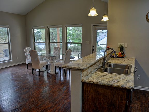 4th image of 1032 Creswell Ln