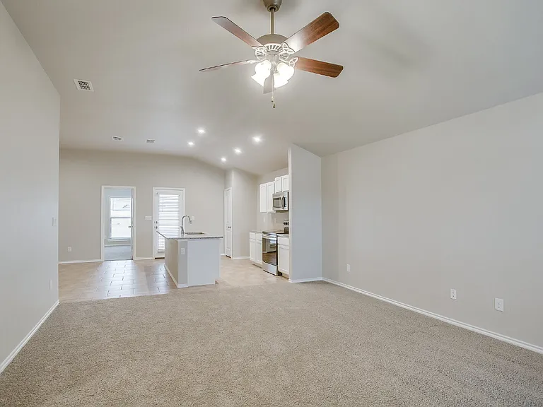 14204 Vernon Ave — Photo 13