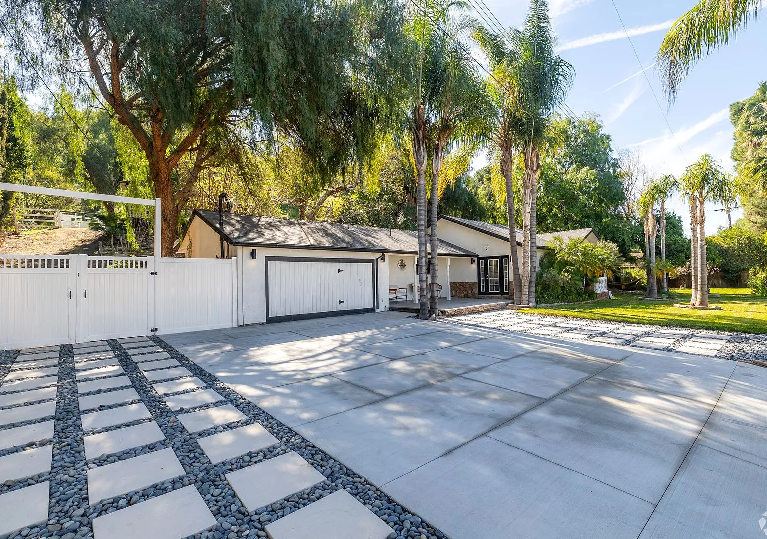 New Price: $6,800/month Furnished Shadow Hills Retreat with Utilities Included & Exclusive Privat... — Photo 3
