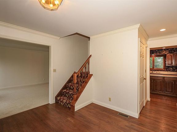 5th image of 120 Woodspoint Dr