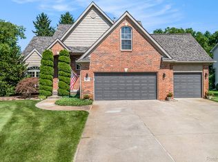 16491 Vintage Dr, Fenton, MI 48430