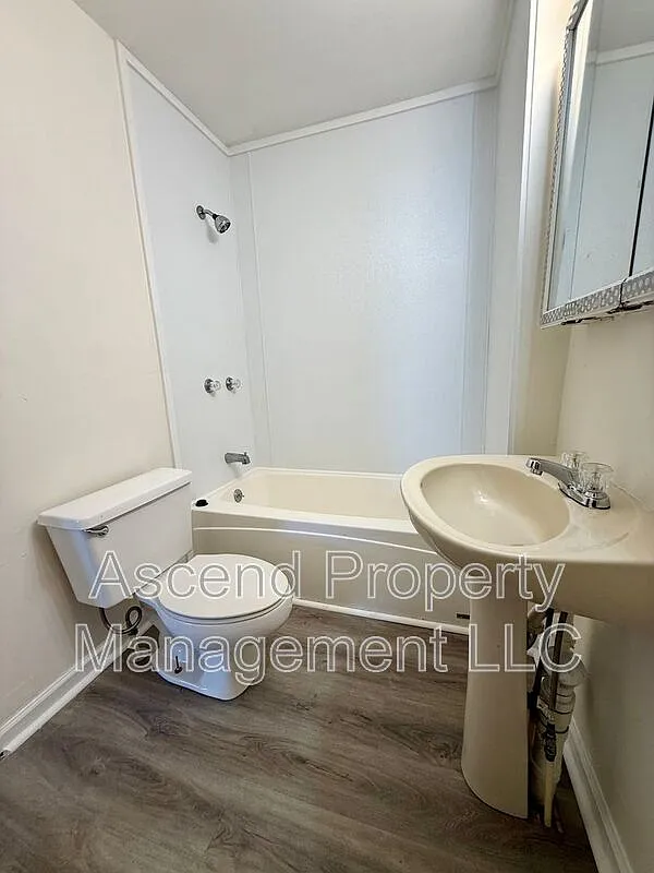 2 bed, 1.0 bath, $950 — Photo 4
