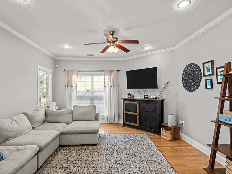 726 Bonnie Oaks Ln — Photo 2