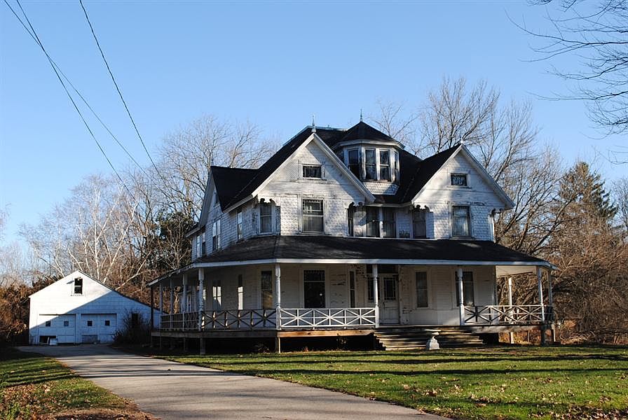 1st image of 380 Lake St