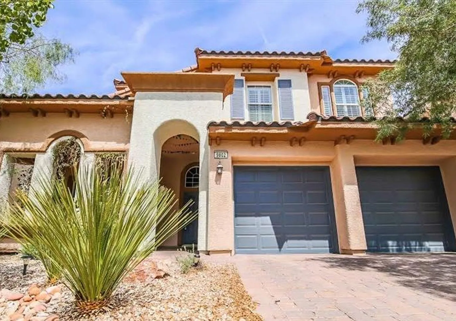 Welcome to this stunning 3-bedroom, 2.5-bathroom home located in the desirable city of Las Vegas! — Photo 1