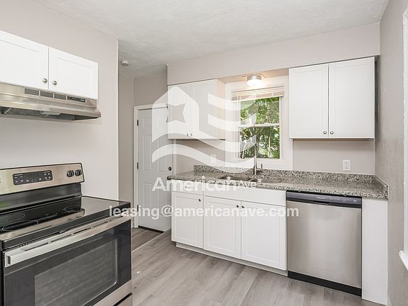 1378328_003_kitchen_4.jpg