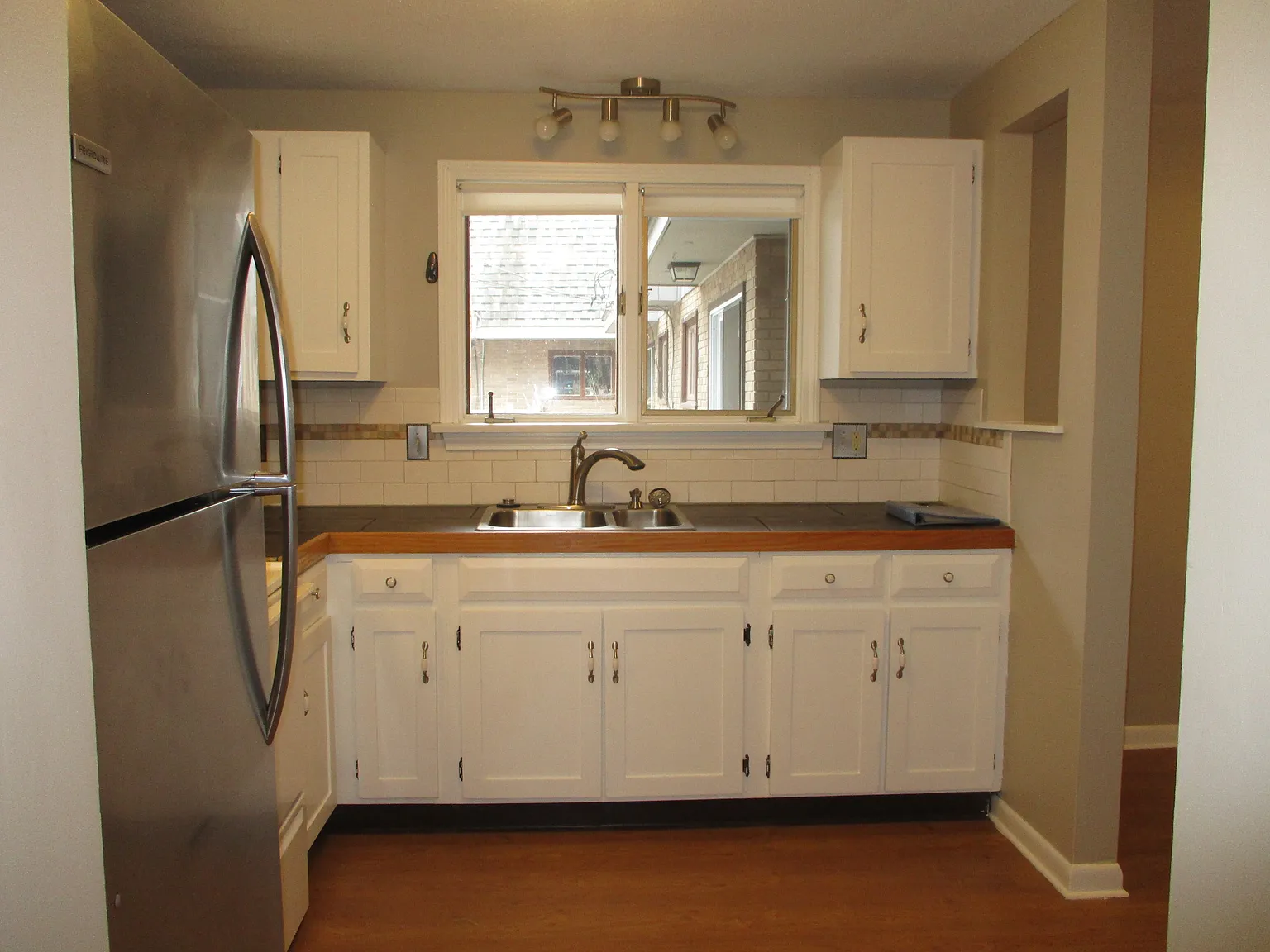 3 bed, 1.5 bath, 1155 sqft, $2,190 — Photo 4