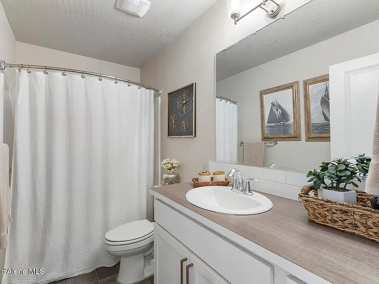 984 E Allenby Ave — Photo 32