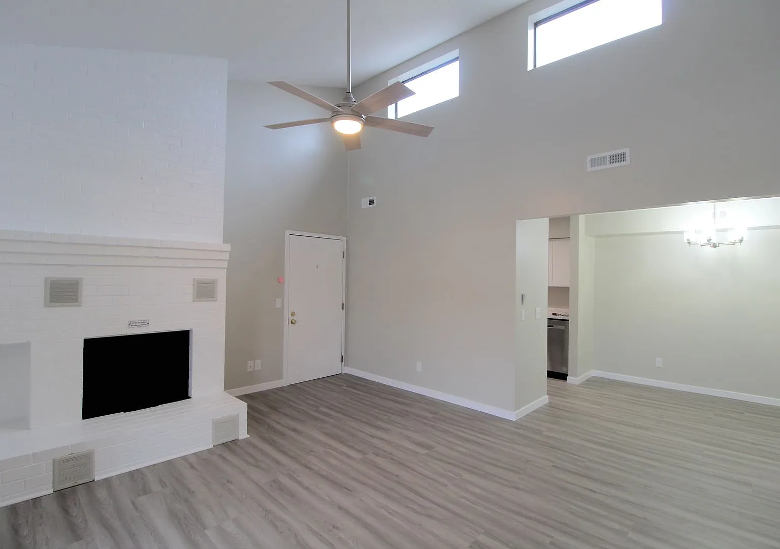 Remodeled 2 bedroom 2 bath condo on the top floor with vaulted ceilings - 1026-12 Blue Ridge Dr. — Photo 4