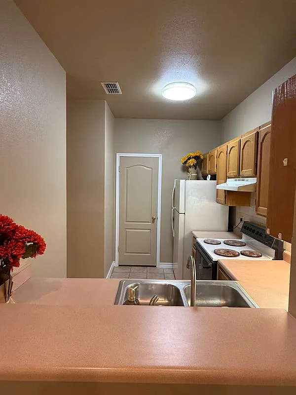 2 bed, 1.0 bath, 971 sqft, $1,200 — Photo 3