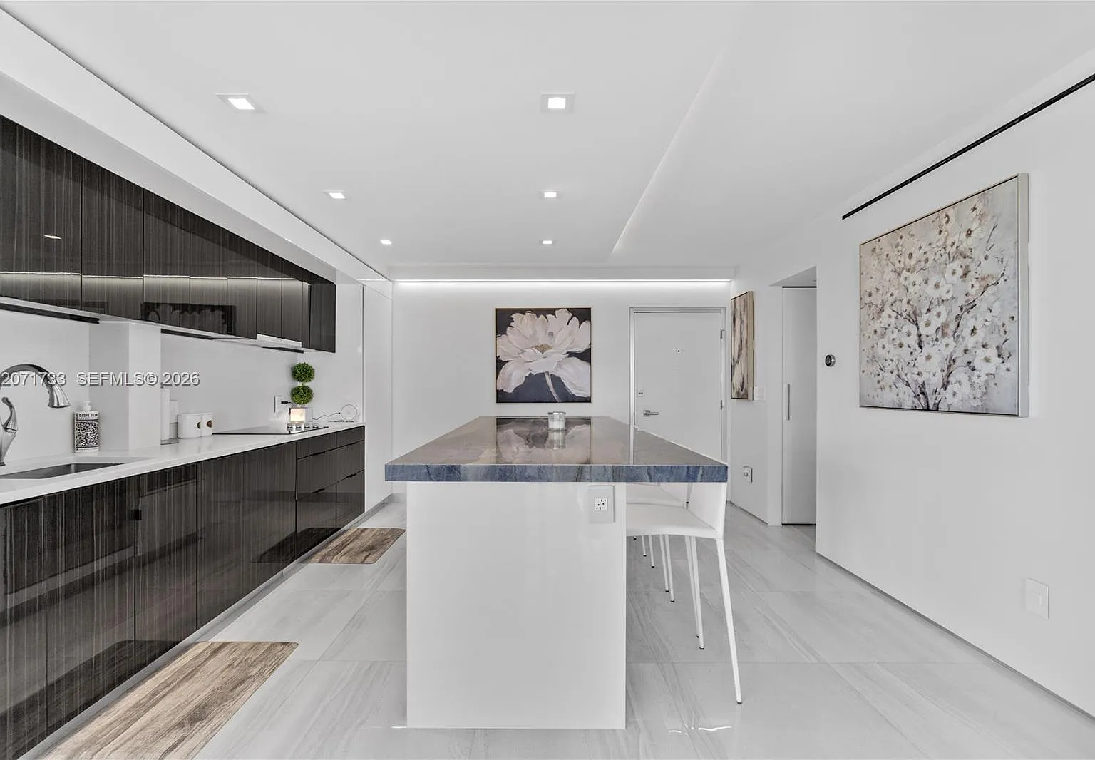 Oceanside Plaza Condo — Photo 4