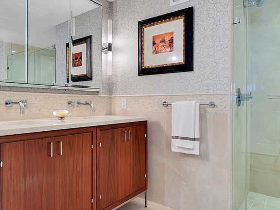 5th image of 200 E 66th St APT D606
