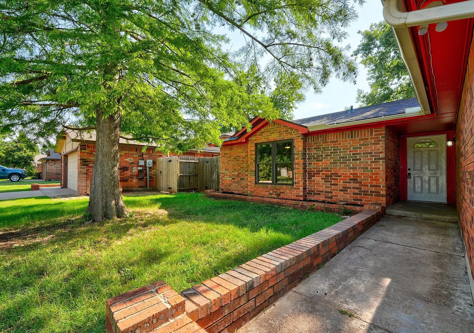 11601 Matthews Ave — Photo 1