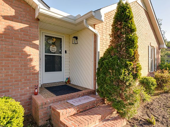 5th image of 398 Brookridge Dr