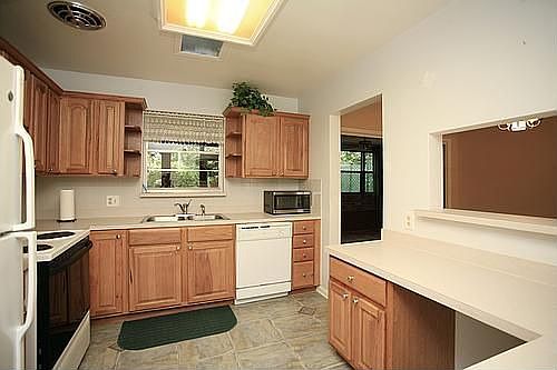 Kitchen w/ built in Desk Area
