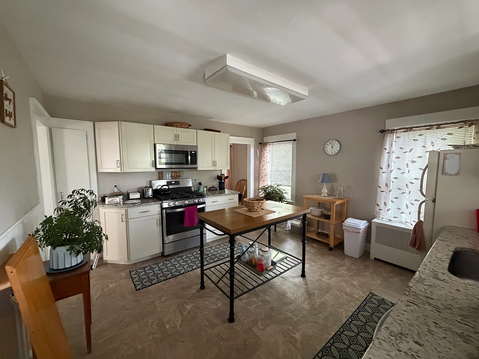 2 bed, 9999 sqft, $2,400 — Photo 3