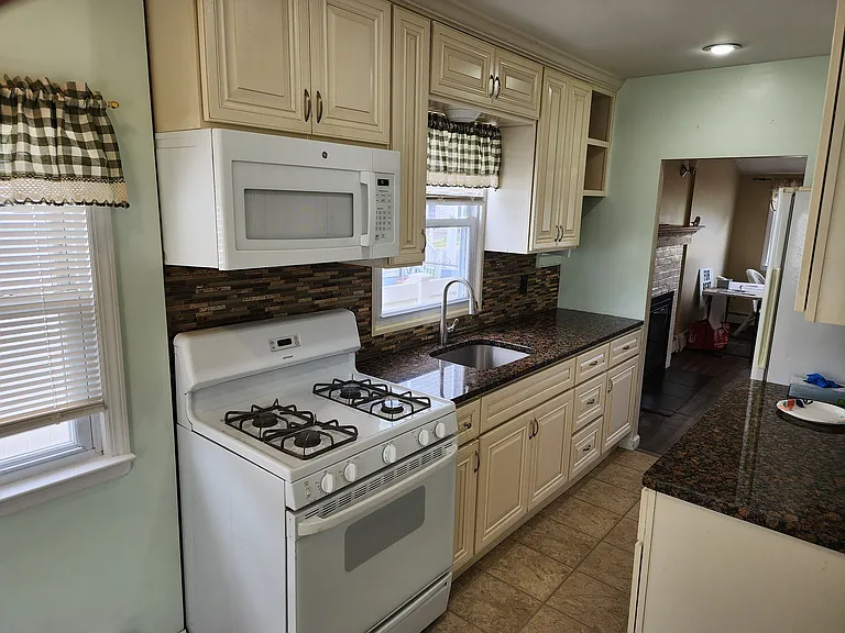 18 West Blvd — Photo 6