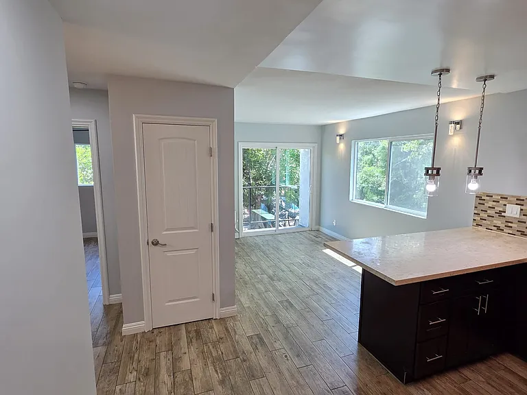 2518 W 5th st — Photo 2