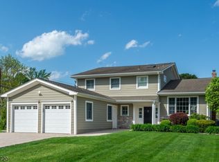 49 Williamsburg Dr, Roseland, NJ 07068