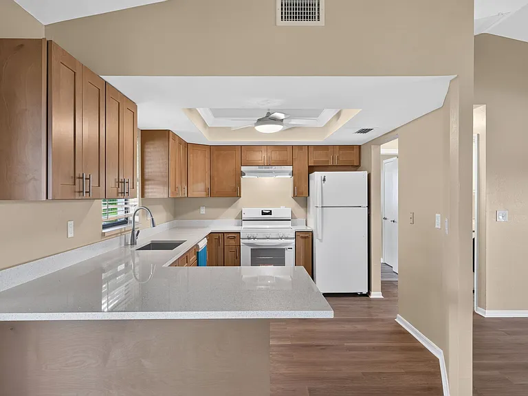 718 SW 35th Ter — Photo 4