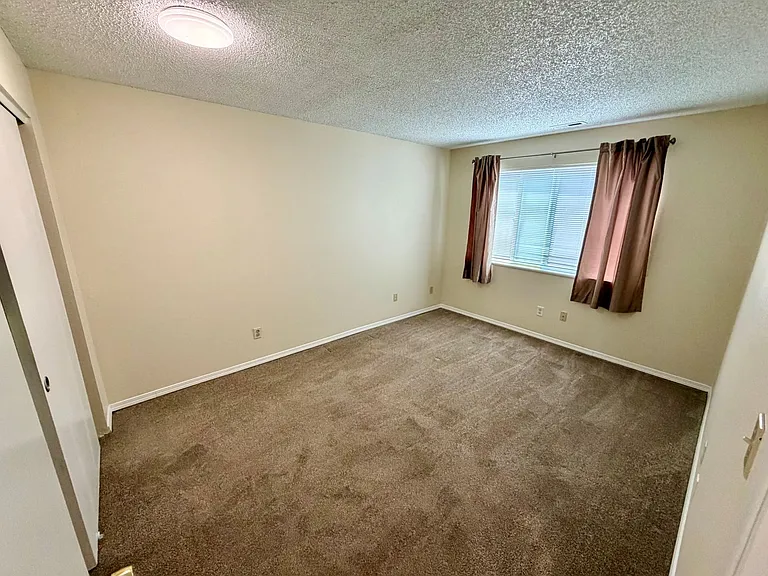 201 & 203 SE Bridgeway Ave — Photo 10