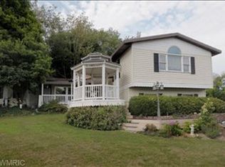 854 10th St, Plainwell, MI 49080