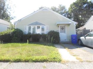 69 Woodhaven Rd, Pawtucket, RI 02861