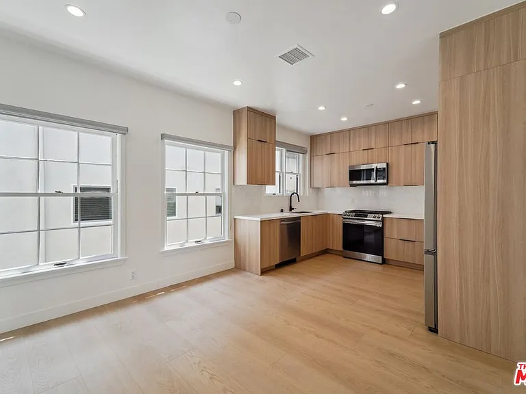 9122 W 3rd St — Photo 10