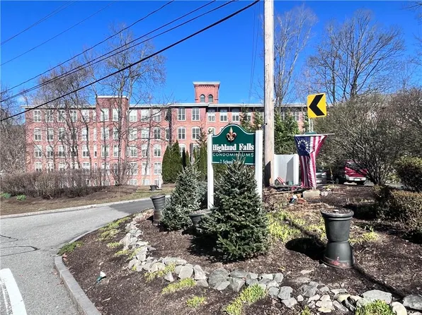 2 School St #305, Lincoln, RI 02865