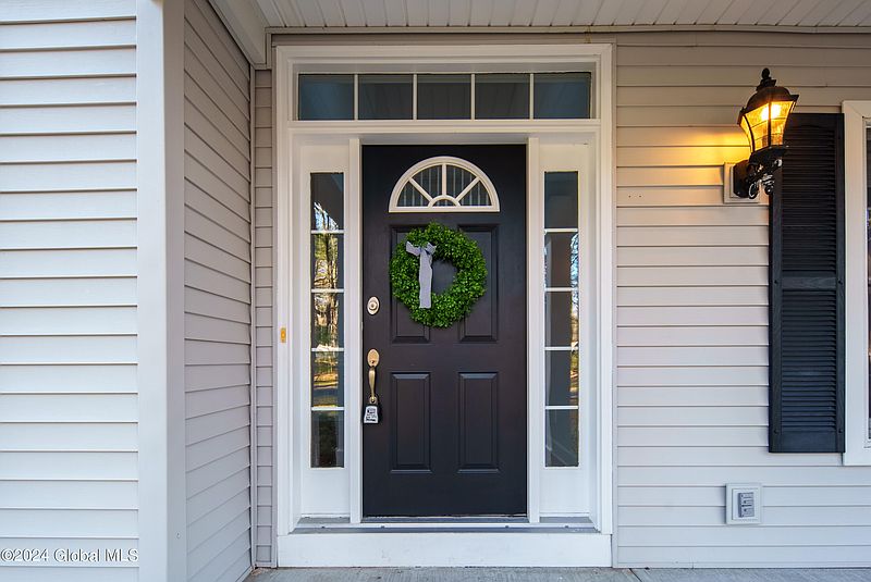 3rd image of 4 Huntington Court