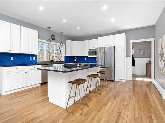 3rd image of 124 Captain Peirce Rd