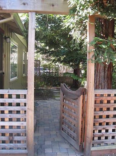 Front Entrance/Pvt. Yard
