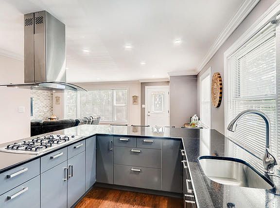 3rd image of 5041 N Melvina Ave