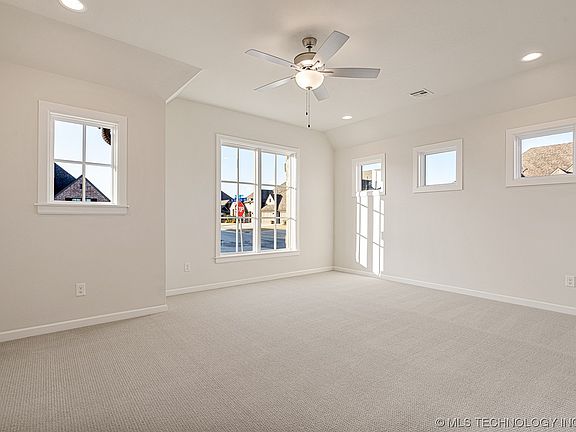 3rd image of 2808 E Portland St