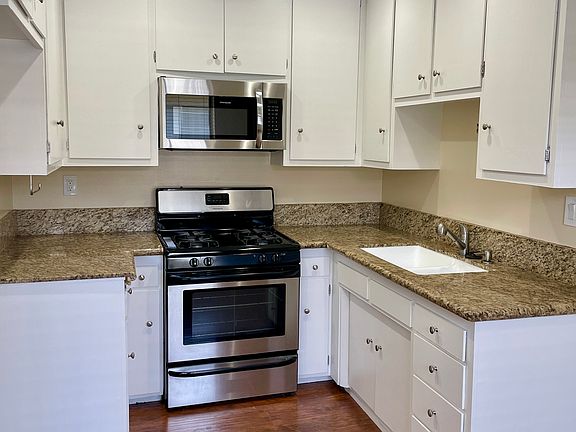 3rd image of 5044 Cahuenga Blvd #9