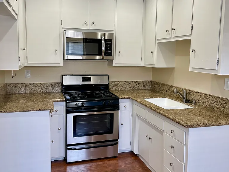 5044 Cahuenga Blvd #9 — Photo 3