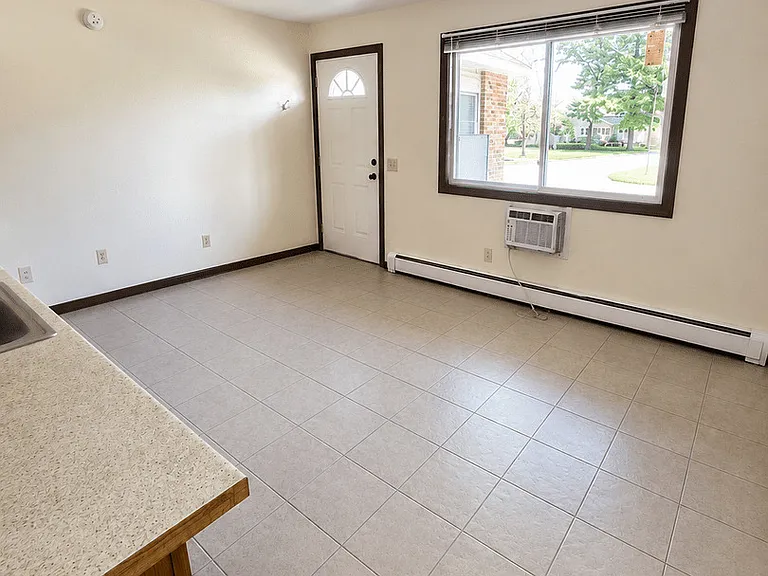 535 N Main St — Photo 3