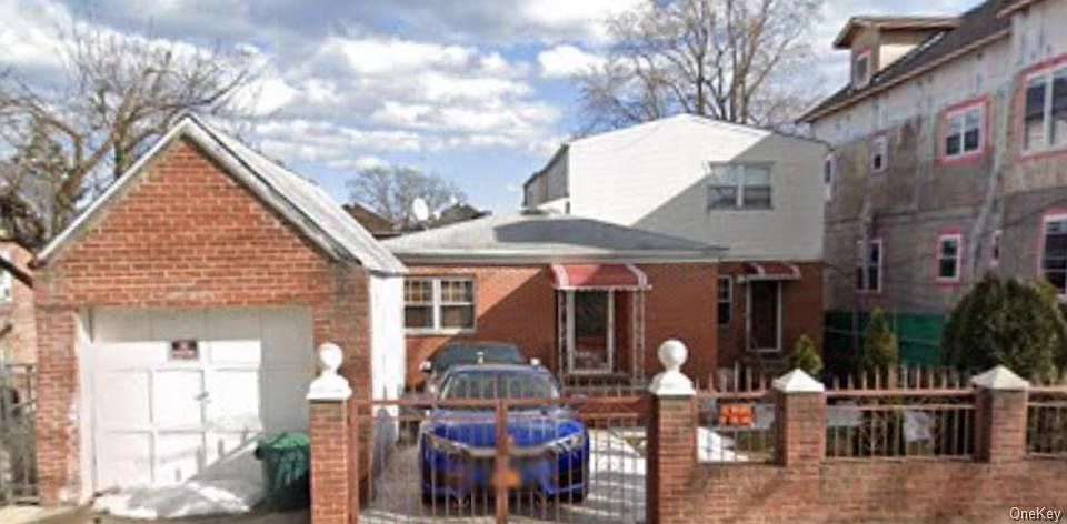 1st image of 2746 Hering Ave