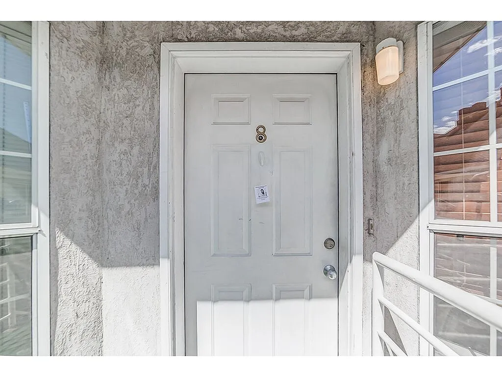 Building Photo - 947 N University Ave #8