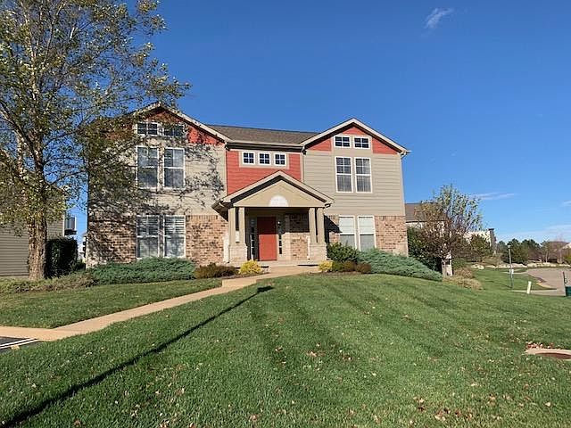 4-plex style building in park-like setting with beautiful lawns and landscaping. 2nd floor unit with vaulted ceilings.