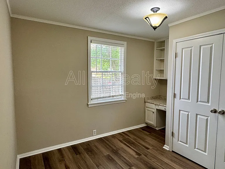 301 Bradley Dr — Photo 10