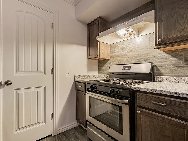 319 E Edwards St — Photo 4