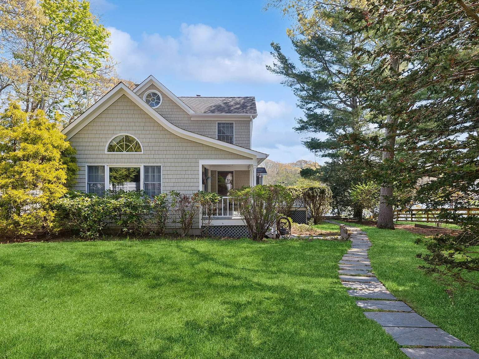 Charming Creekfront Rental with Dock Available in Cutchogue — Photo 2