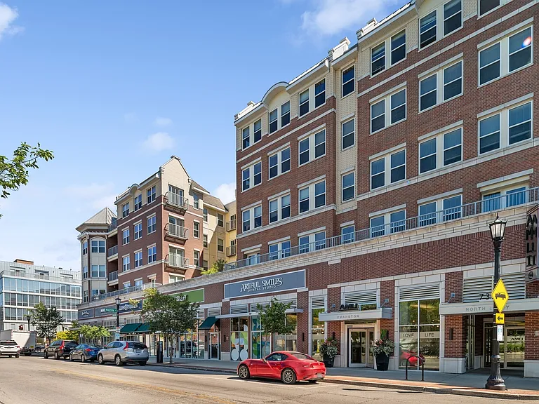 Evanston_exterior_retail