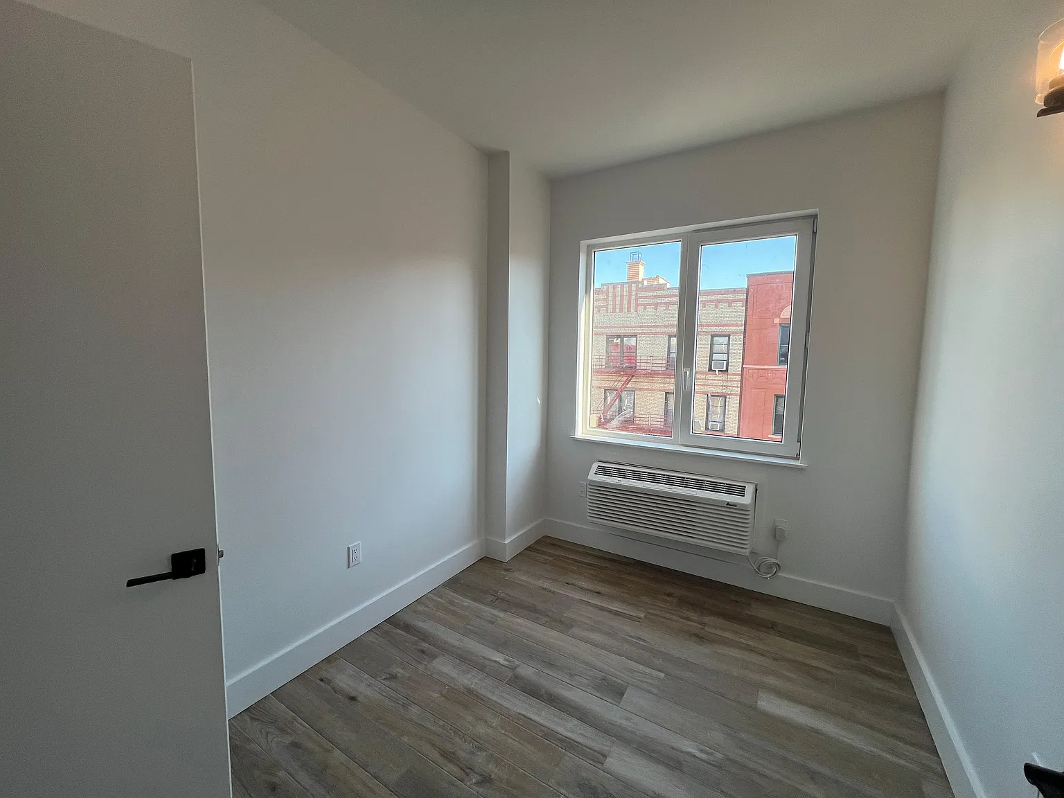 3 bed, 1000 sqft, $3,811 — Photo 3