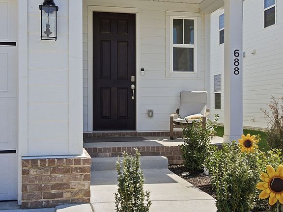 4th image of 688 Conifer Dr