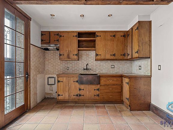 4th image of 1698 Lexington Ave #1F