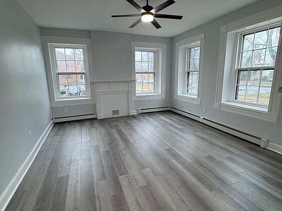 1st Floor Living Room, 17.5' x 15'