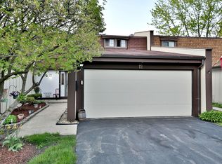 12 Deercrest Sq, Indian Head Park, IL 60525